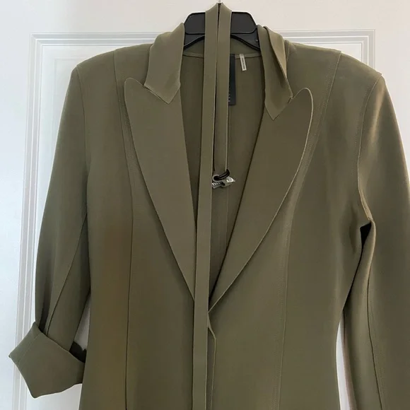 Norma Kamali
Belted Long-Sleeve Minidress NWOT COLOR MILITARY
Size small - Picture 6 of 7